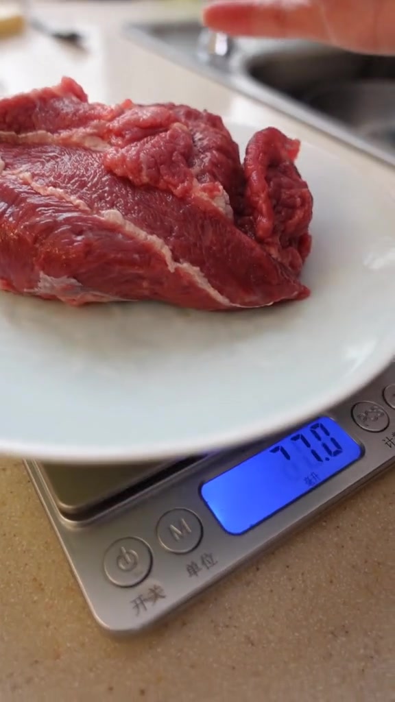 100克米饭,200克绿叶蔬菜,100克肉,给大家看看是多少