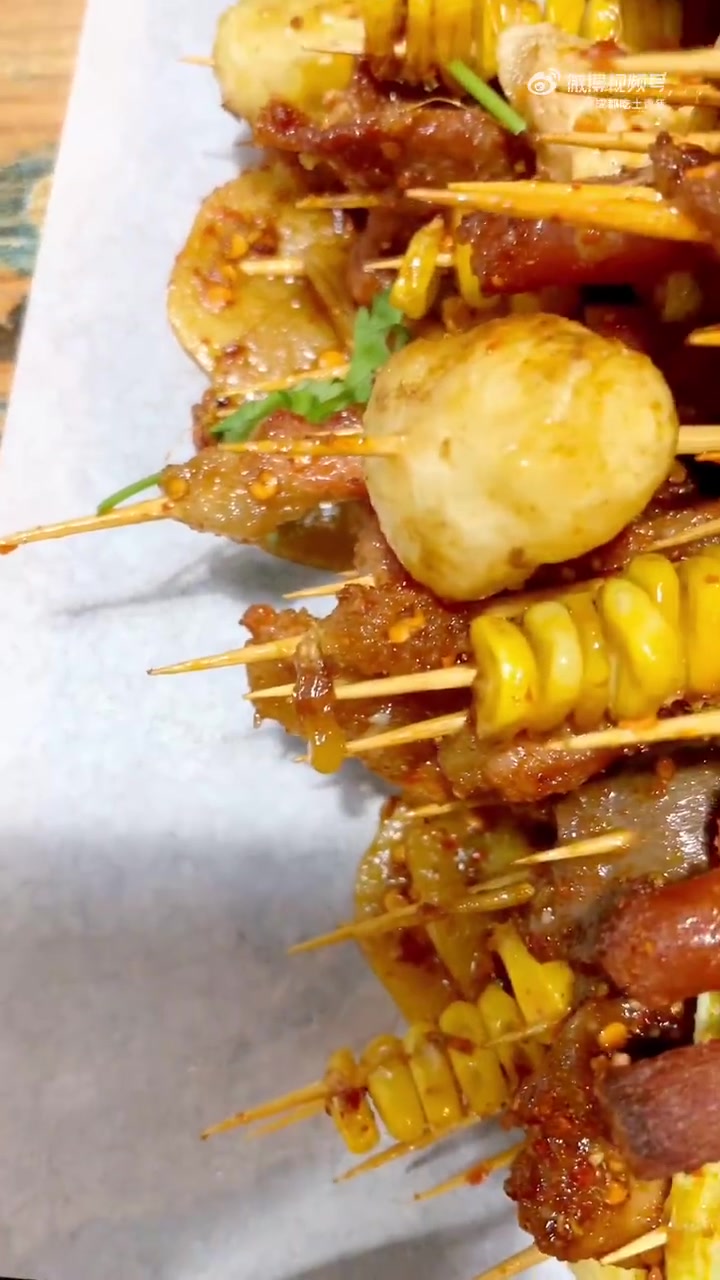 我可是忠实的油炸串串爱好者,尤其是那个五花肉,小香肠,豆干,小馒头,骨肉相连,啊啊啊啊边说