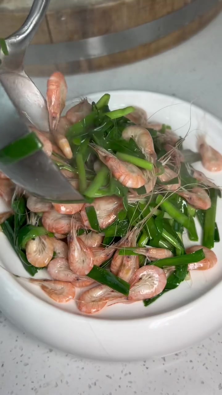 不季不食,春天的韭菜又鲜又嫩,配上盐水煮的小白虾简单一炒 韭菜炒小白虾 下酒神器!每日美食