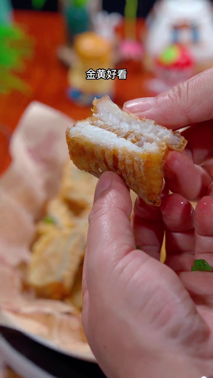 油炸带鱼 小酥肉 油炸带鱼你知道怎么做才能外酥里嫩,好看又好吃吗?今天一个视频教会你,来看