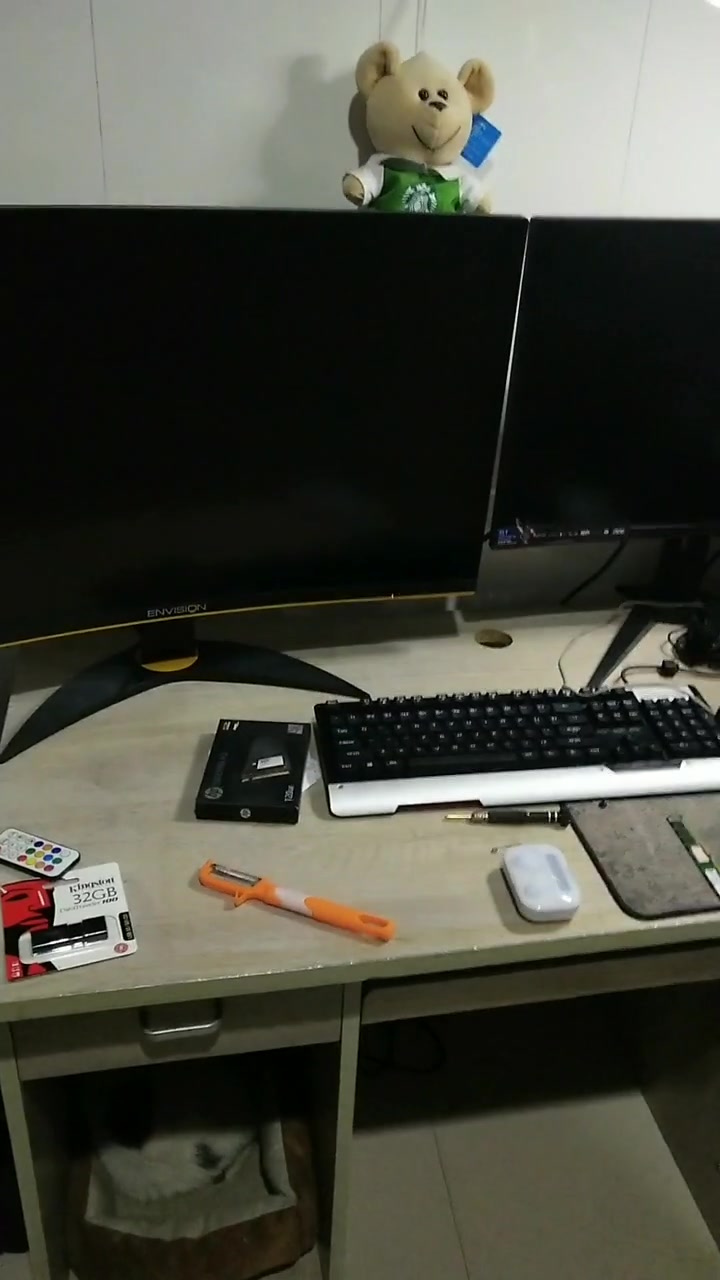 一般都是用24和27寸,有条件的用32寸或者更大的比如带鱼屏,玩吃鸡比其他人视角广特别多