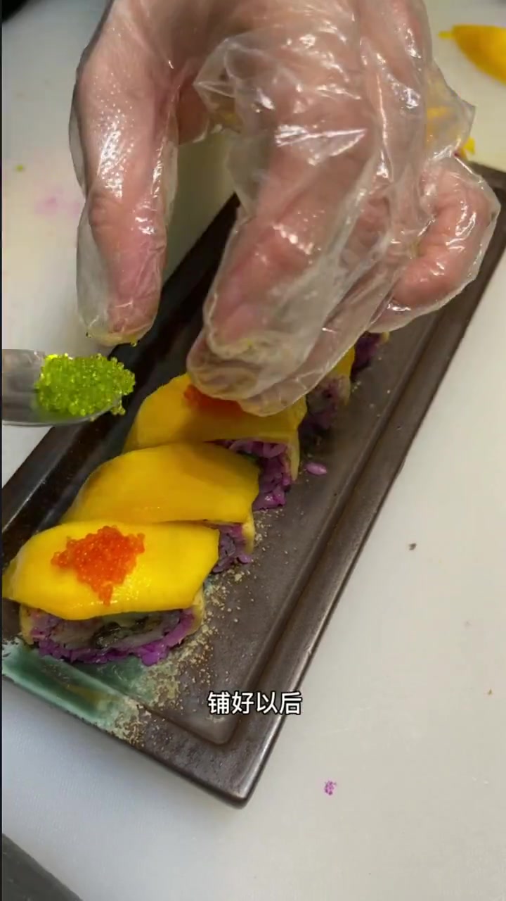 有个宝妈说孩子喜欢吃芝士类的寿司,今天教大家做条芝士配芒果的卷,孩子大人都合胃口,学会记得