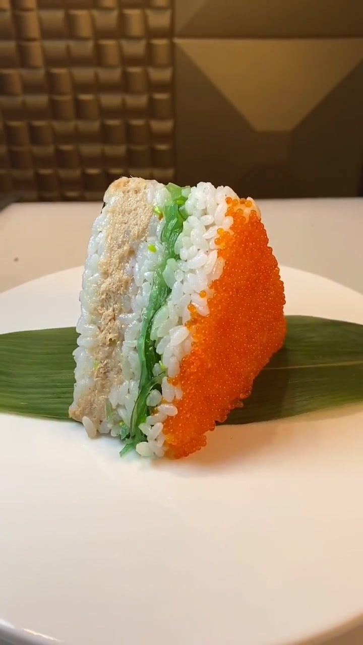 寿司三明治做法:一层米饭配海草,二层米饭配吞拿鱼沙拉,三层米饭蟹子,海苔贴边