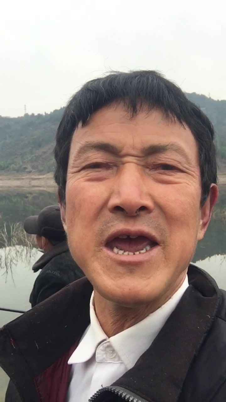 钓呀嘛钓鱼郎,背着鱼竿上河塘,不怕太阳晒,也不怕风雨狂