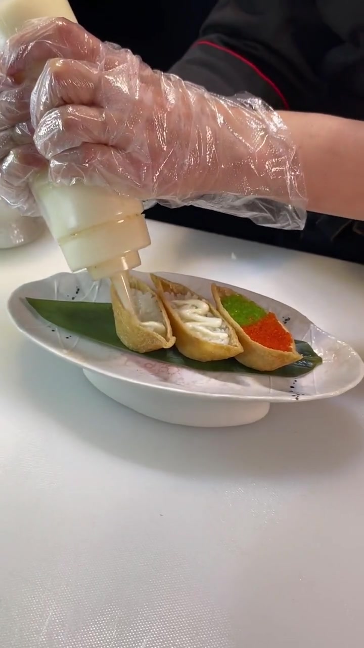 教你做腐皮船寿司,重心在于手法,多加练习就会熟悉了