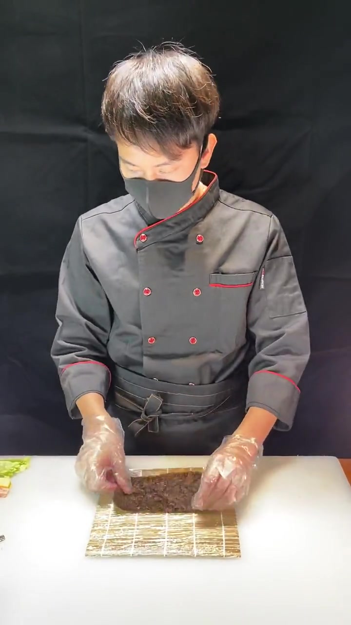115克寿司饭,半张海苔,厚烧玉子,吞拿鱼沙拉,大崎蟹柳,西生菜,沙拉酱,海苔粉