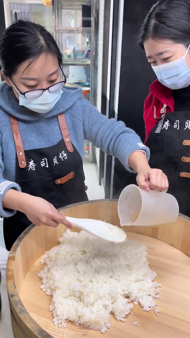 煮寿司饭可以选择一些专用寿司米,如佐佐井,[gf]9ed2[/gf]土樱花,秋天小町,越光