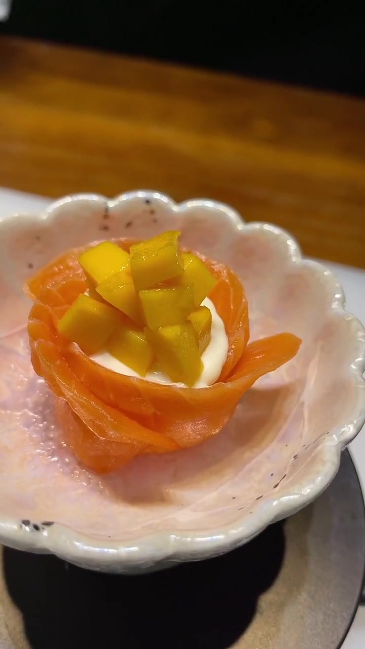 你说你喜欢吃芒果,他喜欢吃三文鱼,所以就做了个芒果三文鱼花之恋