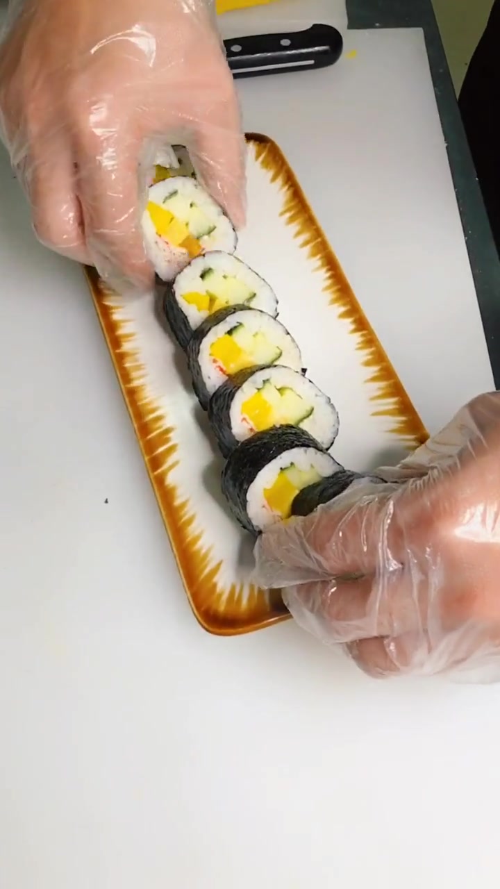 家庭版寿司教学,米饭230克,内料,青瓜,肉松,沙拉酱,玉子,蟹柳,黄萝卜,卷类中最简单的