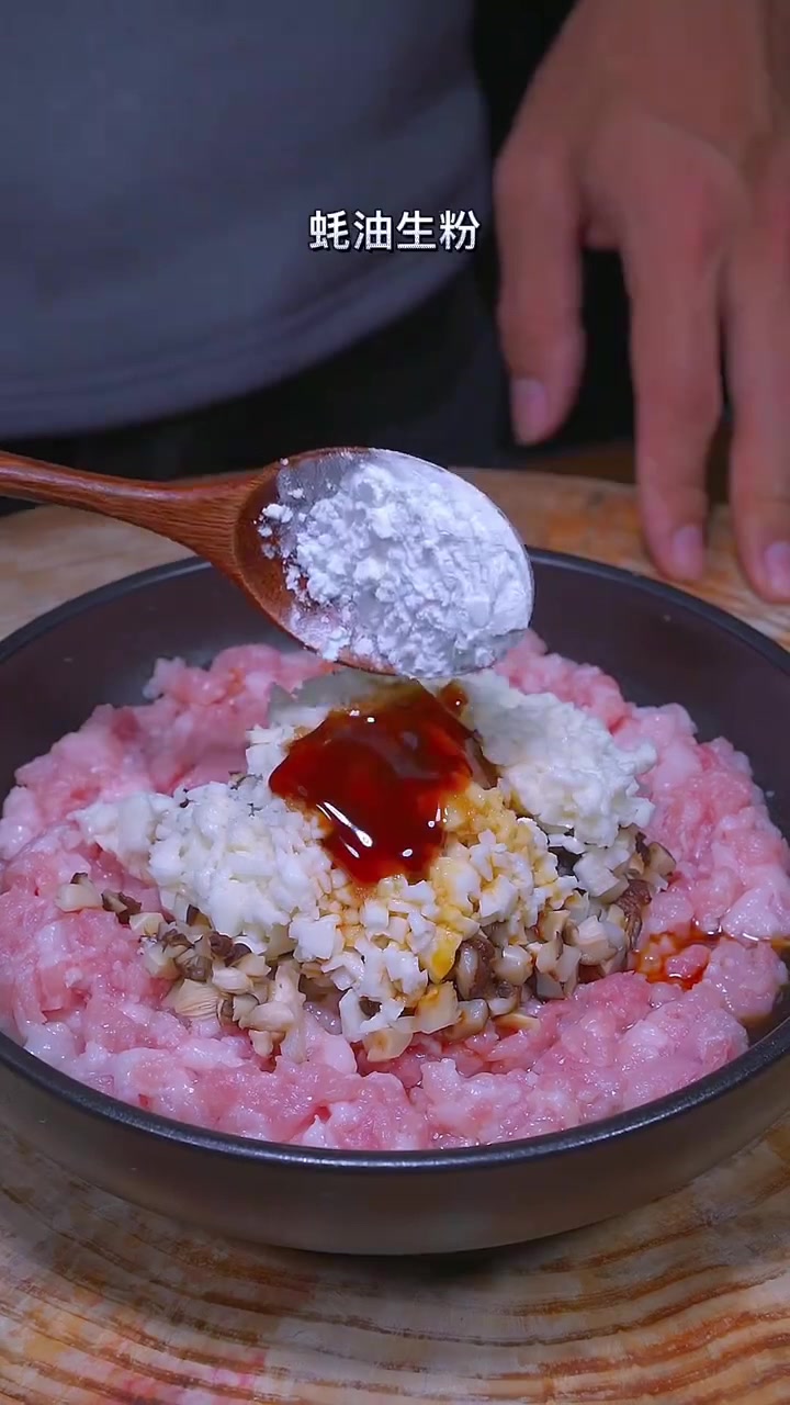 #亮出你的好厨艺#世间唯爱跟美食不能辜负,早餐不知道吃什么的,可以看过来,鸡蛋肉饼汤,让孩