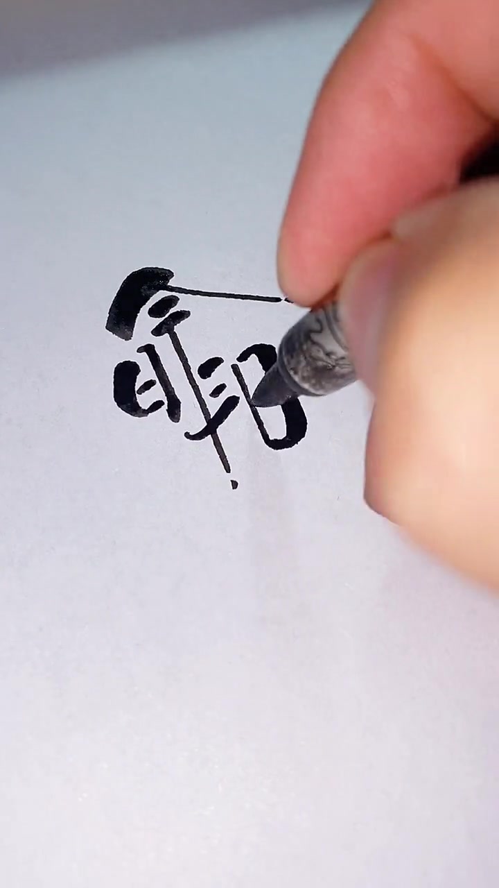 请计算:70后大叔开了一家今日油条,月入50万,我又给他设计了一个logo,那么他的月收入