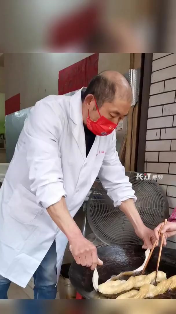 油条涨价后生意却更好了,原因是→