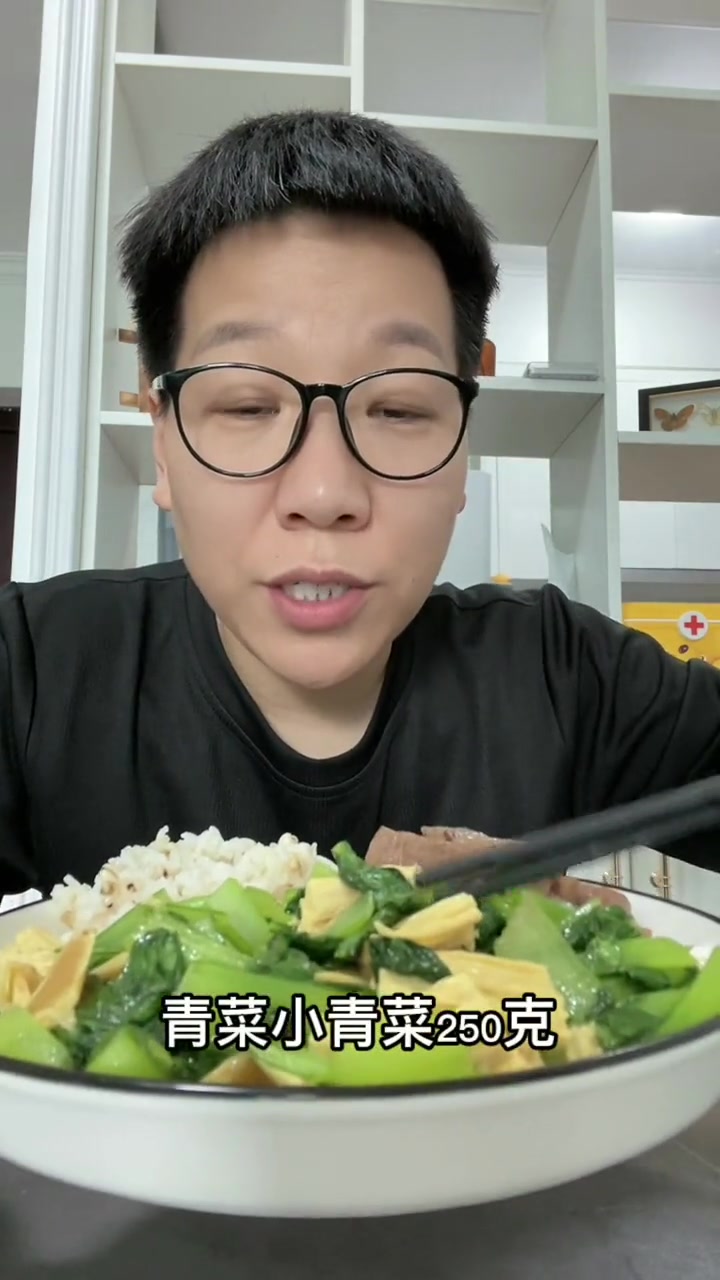 小基数午饭米饭100克,肉100克,蔬菜200克