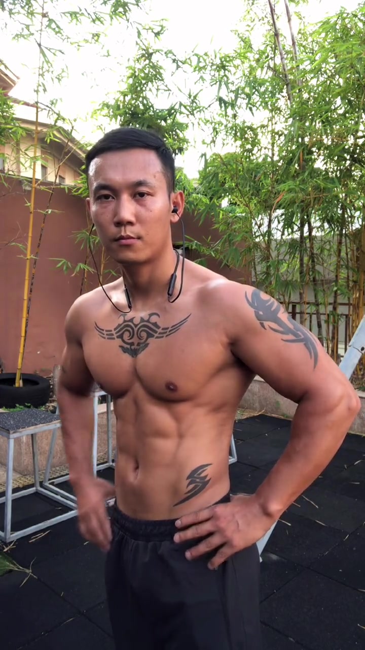 实景拍摄 健身纯属个人爱好,本无需争孰强孰弱,奈何一群跳梁小丑仅仅用肌肉围度就衡量一个人的