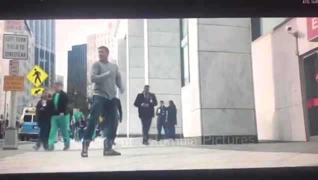 在宣传《毒液3》开始前期制作的同时,汤姆·哈迪也分享了一些前作剪掉的碎片:著名的埃迪身不由