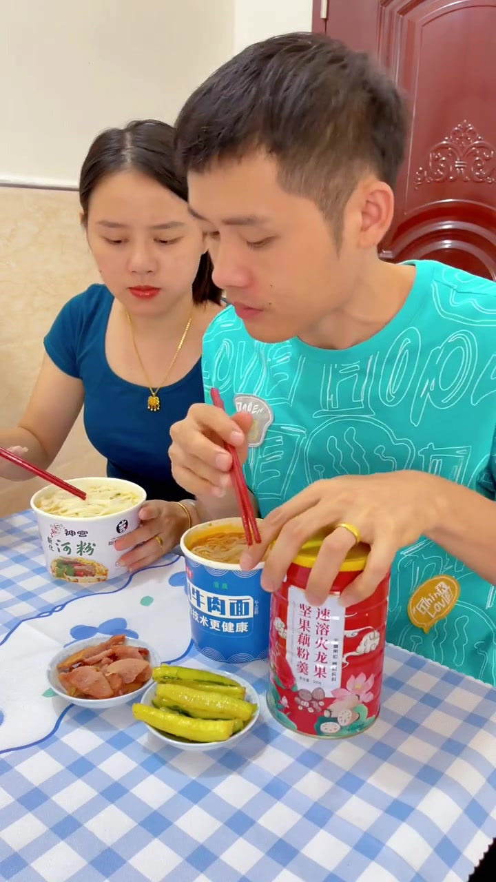 背着我偷偷藏鸡腿,还好我发现了,帮他吃光了