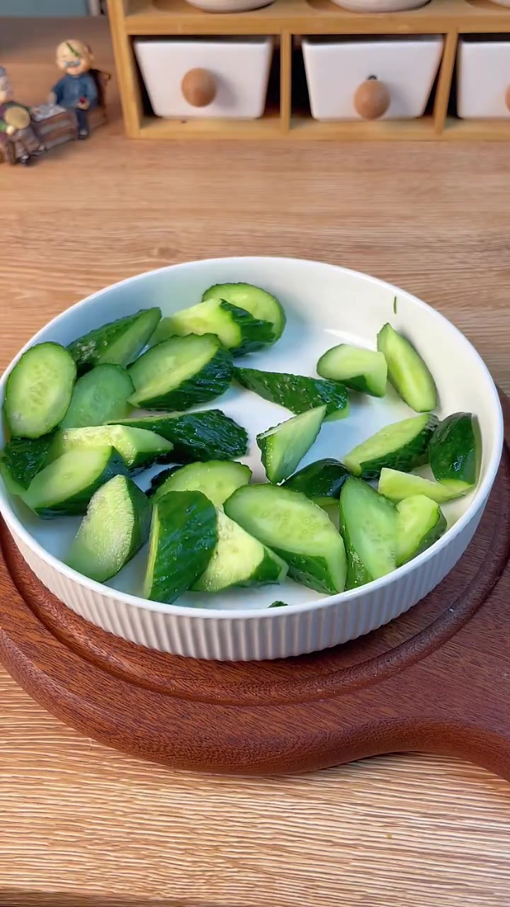 晚餐不知道吃什么的,试试这个水煮蛋加生黄瓜和黑胡椒调料,关键在于搭配这个黑胡椒海盐,超级好