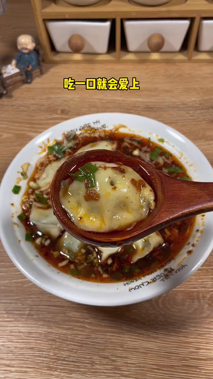 我认为饺子最好吃的做法就是酸汤了啦!一口饺子一口汤,女朋友再也不说没胃口了!快艾特你的男朋
