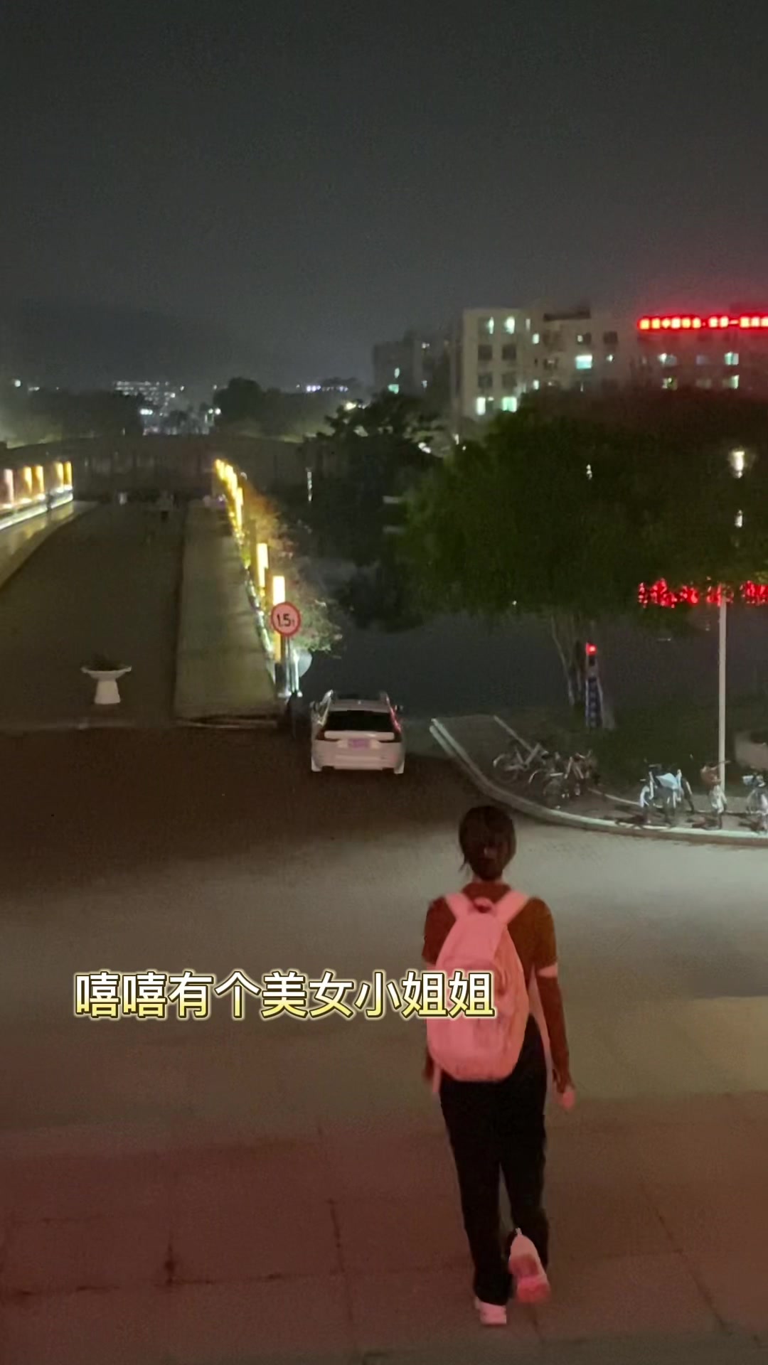 干嘛呀,人家上个厕所把人家关门外