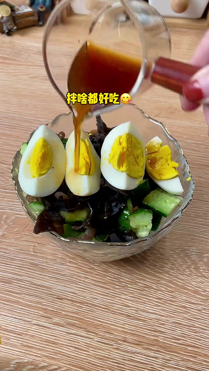 晚餐不知道怎么吃的,试试这个水煮蛋生黄瓜[gf]1f952[/gf]油醋汁,重点要加入这个