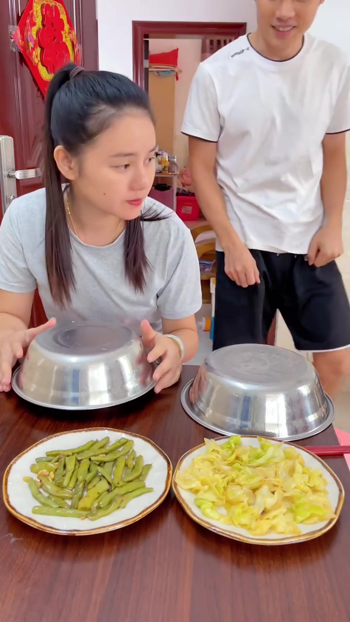 明明看到的是空盘子,怎么会是鸡排香肠呢