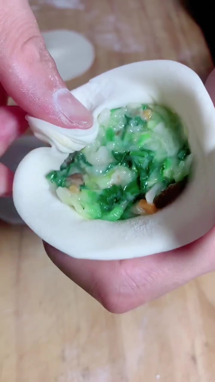 青菜300克,包菜100克,香菇,胡萝卜各50克,盐5克,糖4克鸡粉5克,味精6克!