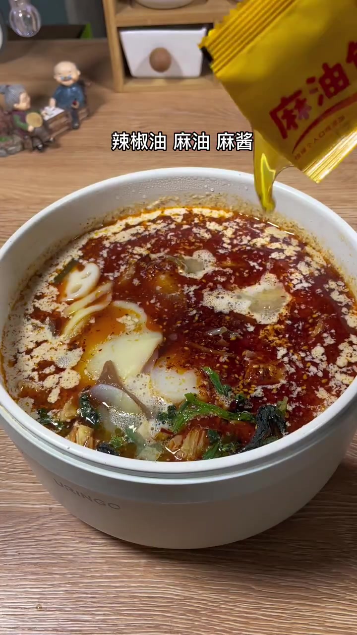 今天来点不一样的,做了老式黏糊糊麻辣拌!真的好香啊!足不出户照样可以吃上美味!