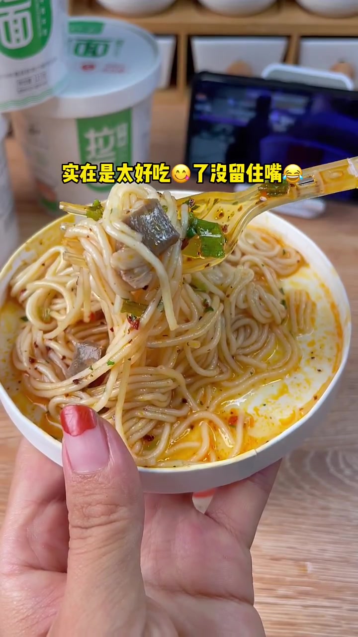 在家一碗水就可以搞定的兰州拉面,汤汁浓郁,面香爽滑~熬夜追剧嗦上一桶真的太上头了!