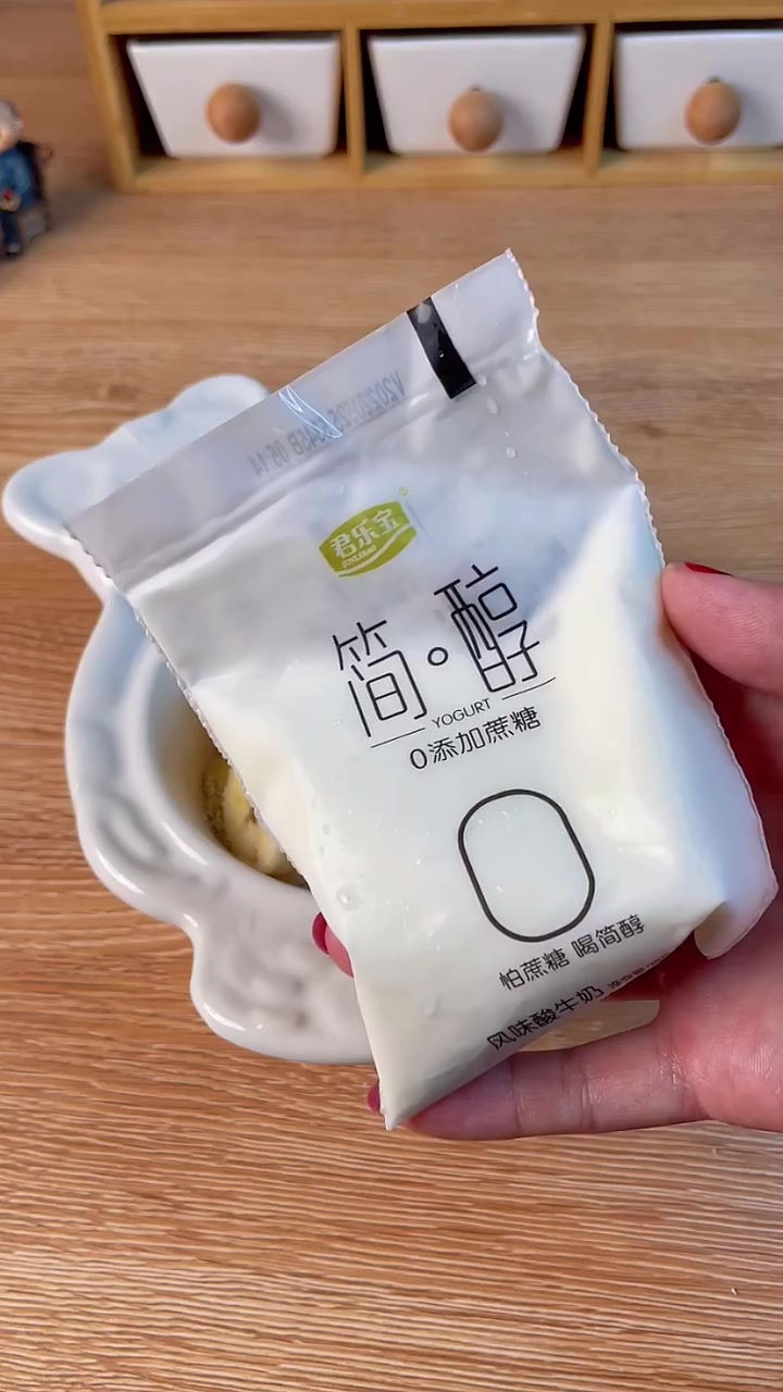 燕麦麸皮多种吃饭 1.可以90度以上开水冲泡 2可以用无糖酸奶泡着吃贼啦好吃 3.可以餐香