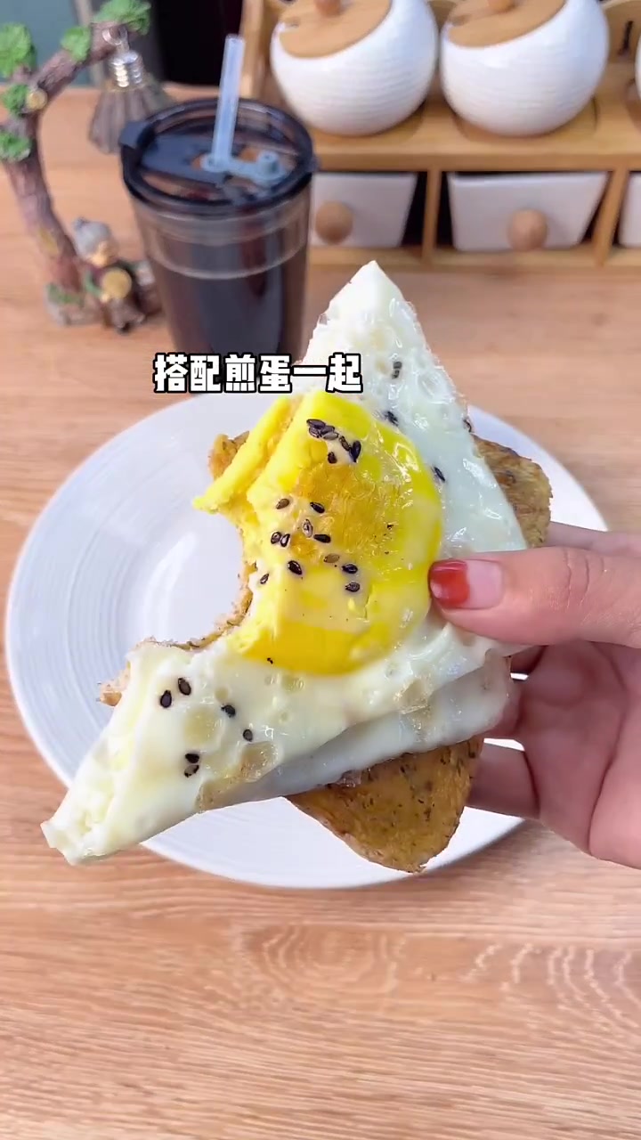 全麦吐司抹上蒜香黄油酱,真的是太好吃了!快艾特你的闺蜜一起来做吧!