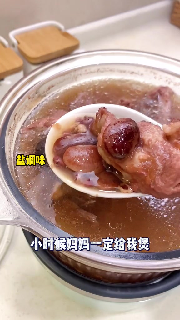 从小在妈妈耳濡目染下很早就懂怎煲一盅木棉花猪骨汤
