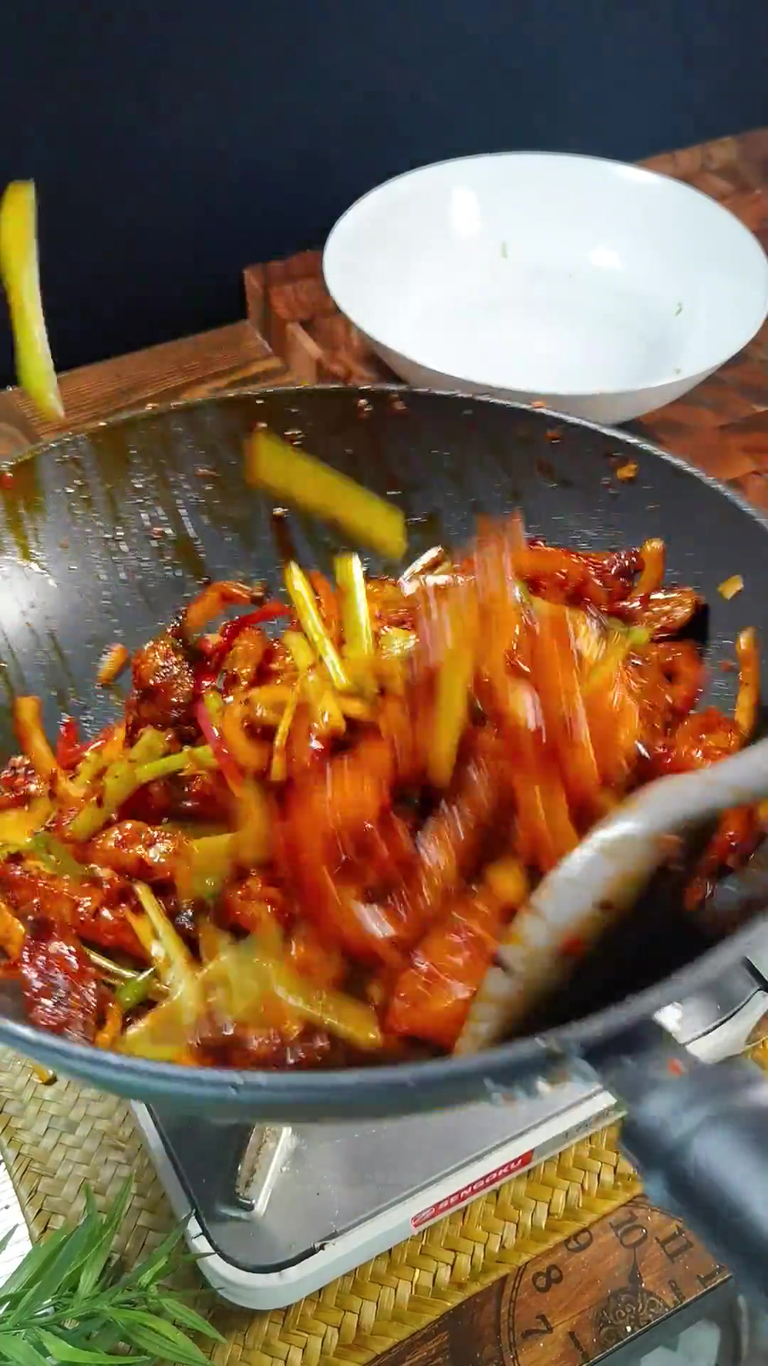 香辣干锅鸡翅虾的做法