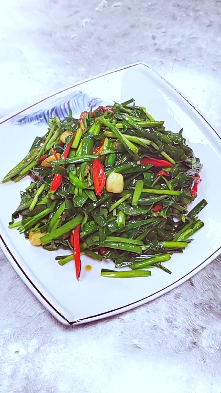 韭菜配上辣椒 还是韭菜配上鸡蛋炒着好吃呢?今天分享一道不一样的韭菜炒线椒的做法,您是怎么做