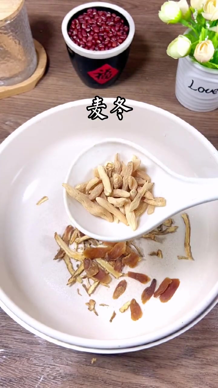 一周两次的当归鸡蛋糖水今天又安排上了,女士们不要懒哦!学会这道汤,谁能看出我女儿都上初中了