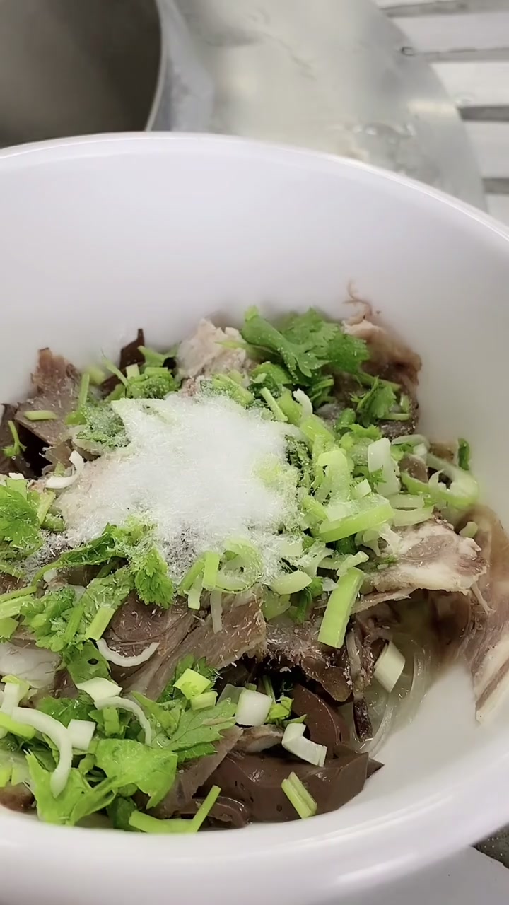 羊汤特别好喝,行政总厨出身的老板,对菜品精益求精的程度超乎你的想象