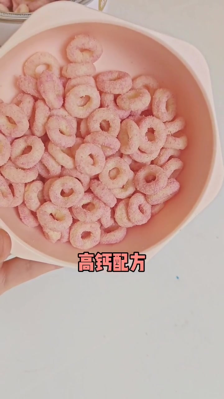 既要谷物又要水果?那这款泡芙圈一定是最好的选择。蓝莓树莓的,没有任何添加剂,宝宝开心吃,妈