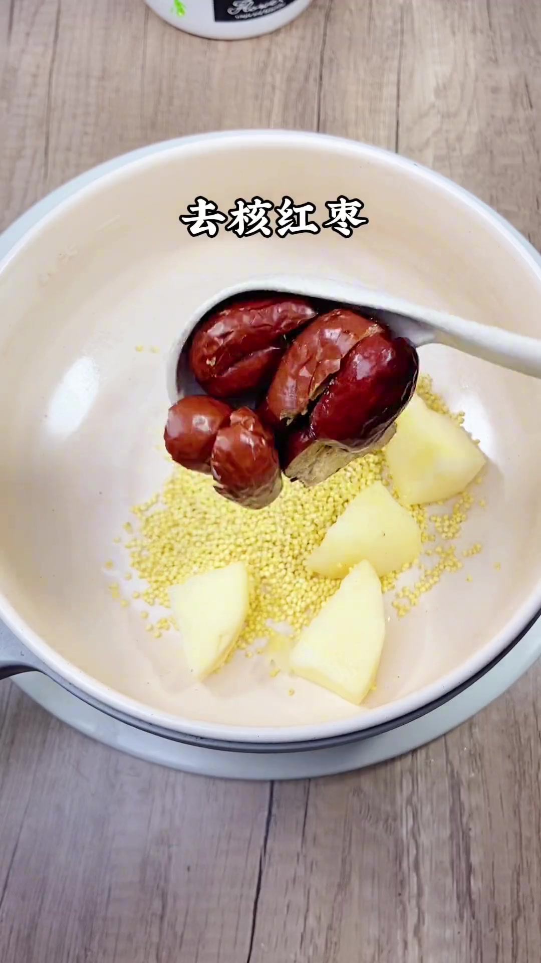 女人每天一碗苹果小米粥,小脸红扑扑 小米粥ovo 苹果小米粥 喝出好气色 上热门