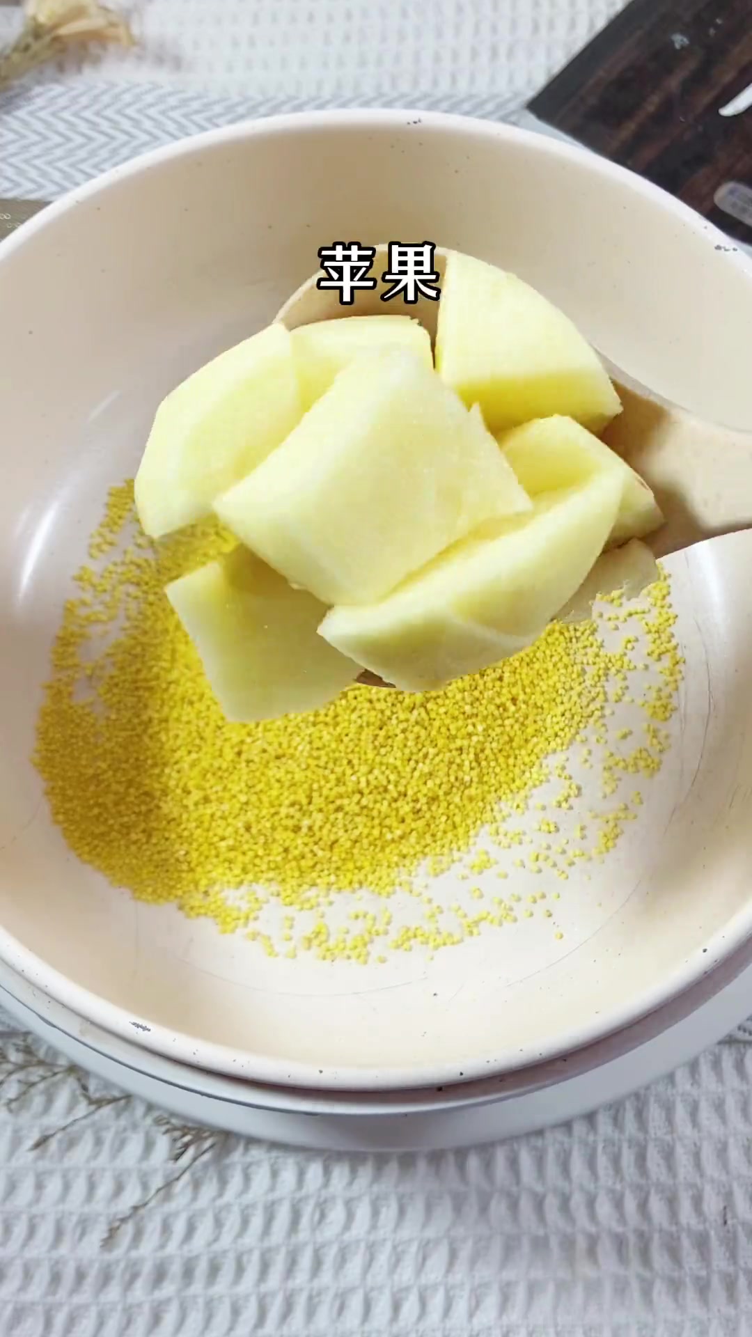 女人每天一碗苹果小米粥,小脸红扑扑 小米粥ovo 苹果小米粥 喝出好气色