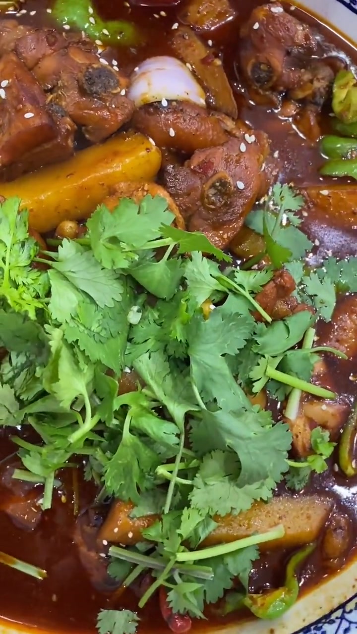 伴随了我们二十几年的美食,开启了大盘鸡的全新局面,豫襄胡子大盘鸡,提我有惊喜哦。