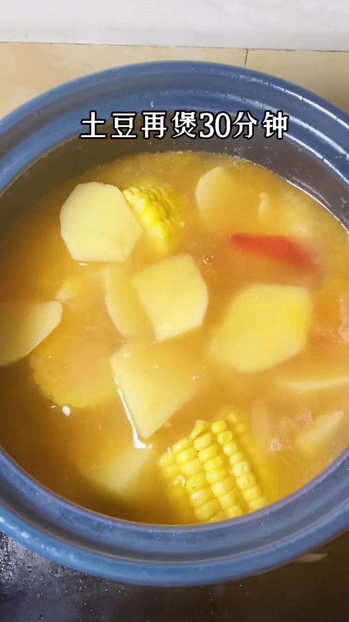酸爽开胃超级下饭的番茄排骨玉米汤,连喝三碗都不够,汤味鲜甜,不油不腻。开胃 排骨汤