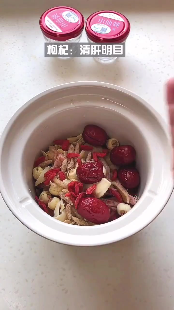 很多人睡觉爱做梦,半夜容易醒,白天又犯困,长期以往 气色越来越差,可以煲这个汤 养心安神 