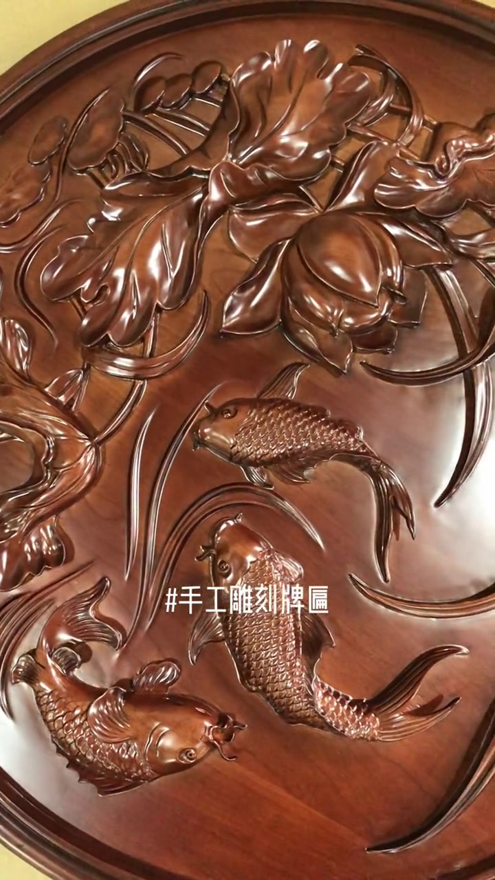 富贵鲤鱼与纯洁荷花组合寓意着吉祥美好,年年有余,招财纳福,趋吉避凶