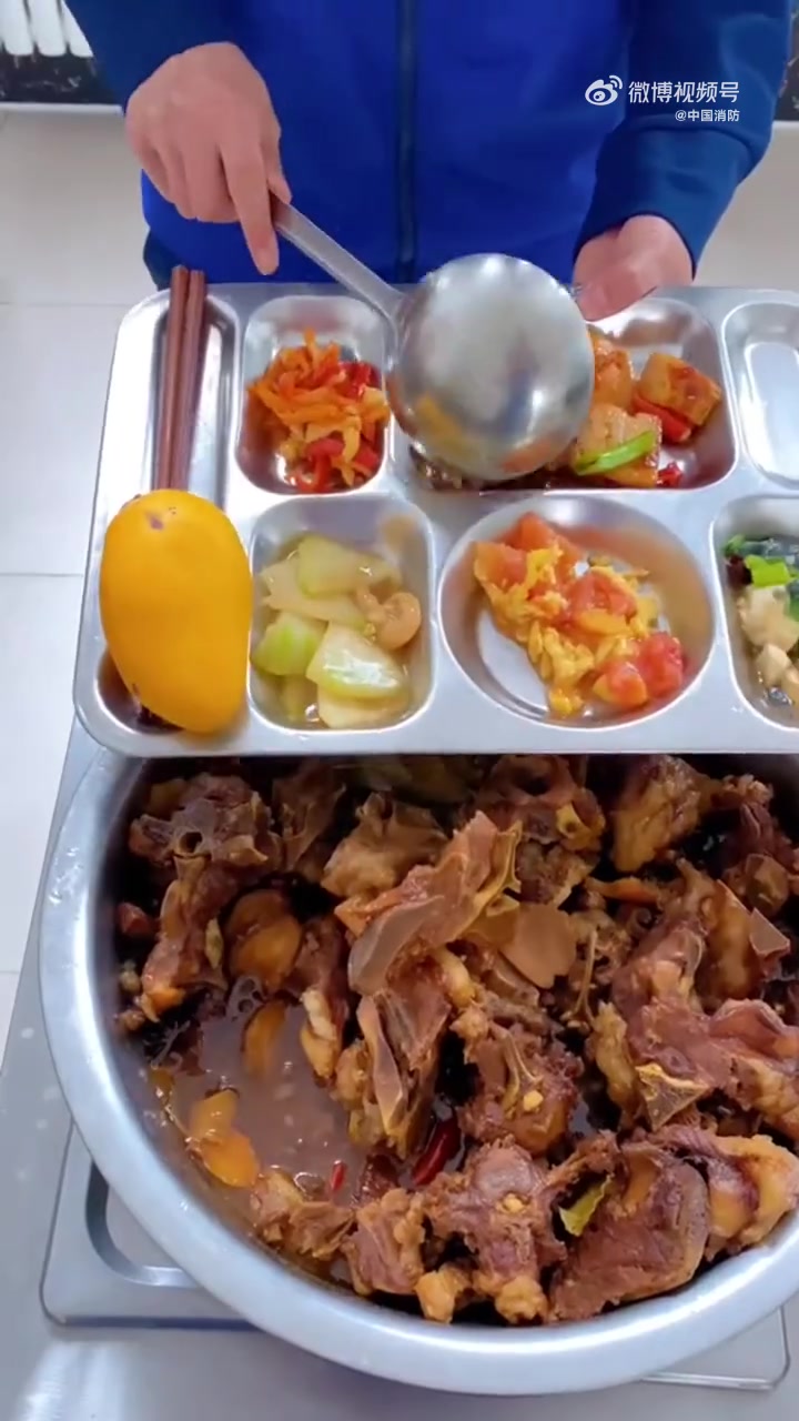 「健康又美味的家常菜」到饭点啦!来看看蓝朋友们今天的伙食怎么样,皮蛋豆腐、西红柿鸡蛋、小炒