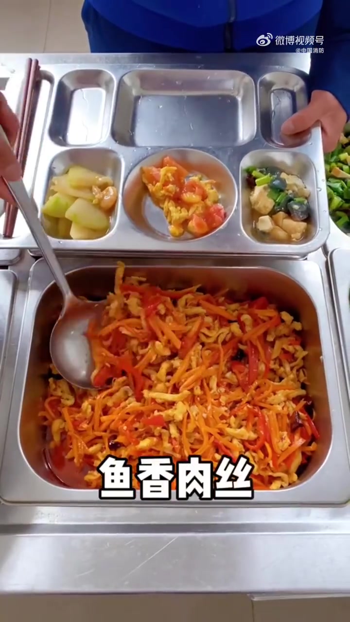 福森小课堂「健康又美味的家常菜」到饭点啦!来看看蓝朋友们今天的伙食怎么样,皮蛋豆腐、西红柿