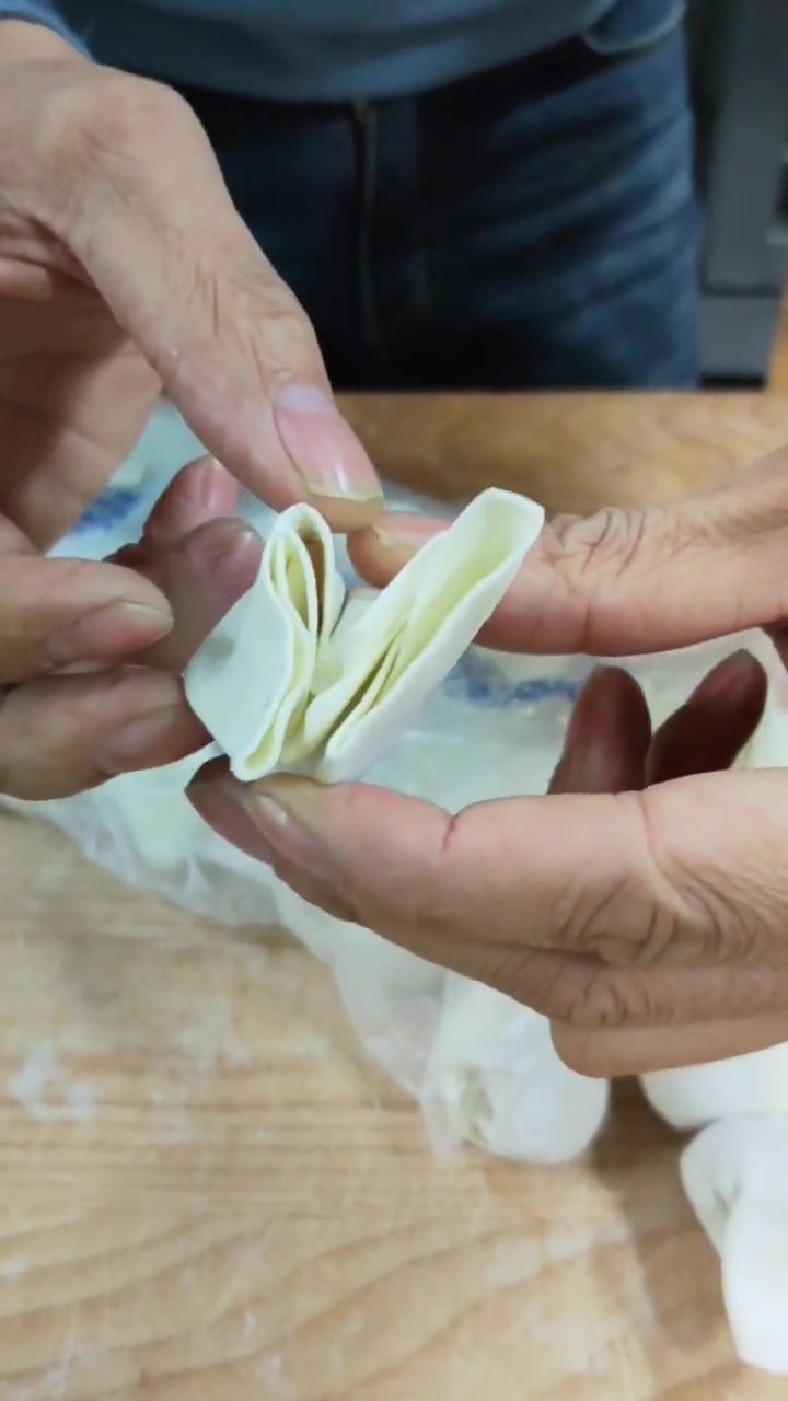 老徐馅饼(教学):老徐馅饼(教学):调馅配方:肉馅500克(三分肥,七分瘦)姜20克(切沫