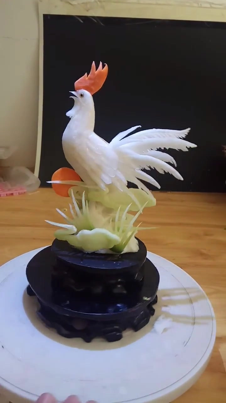 今天上课雕公鸡,八刀雕出公鸡大型,下午又给学生雕了个绿萝卜的公鸡,更加简单,你喜欢哪一个?