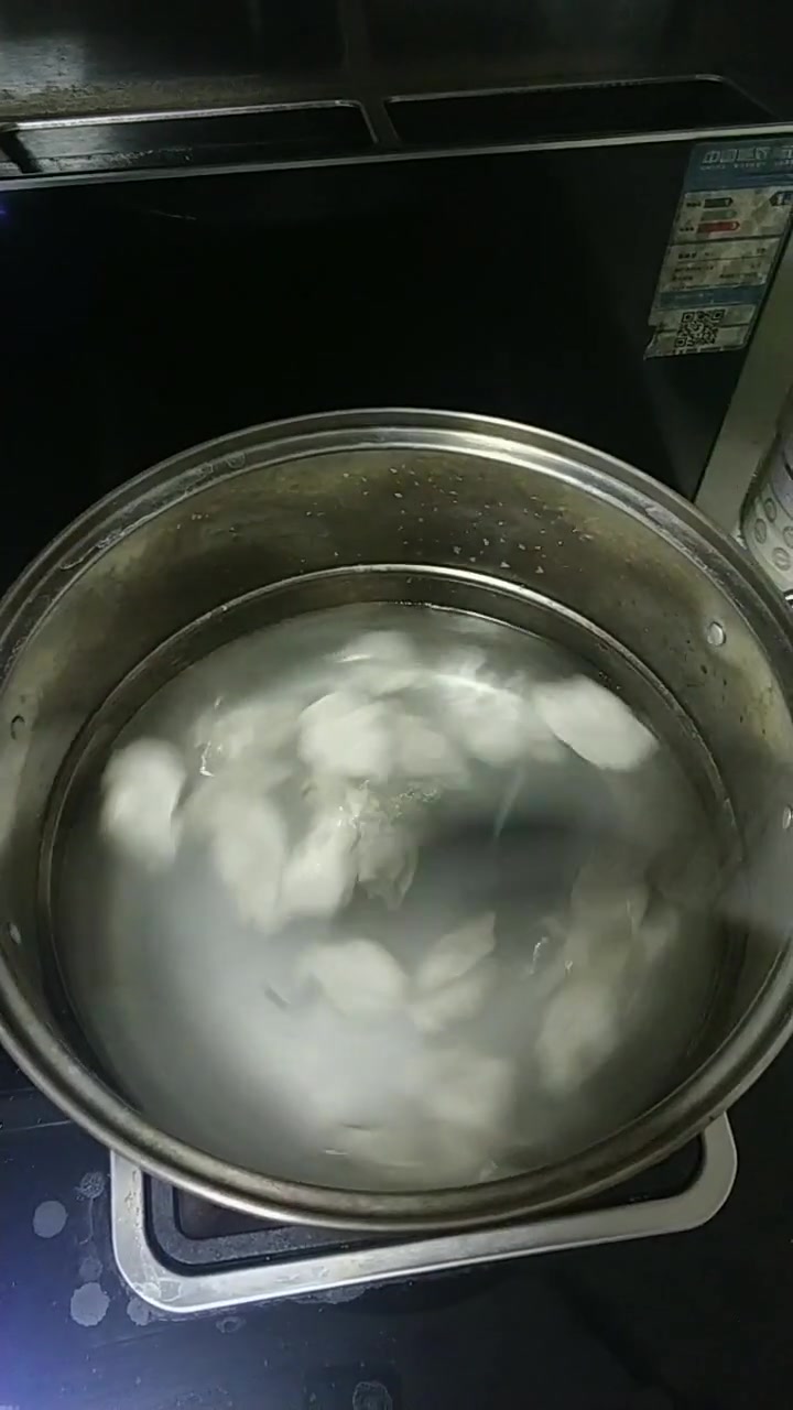 这是煮的有肉馅的有韭菜鸡蛋的,所以煮的时间是六分,如果全是素馅的,可以五分钟就可以了,我们
