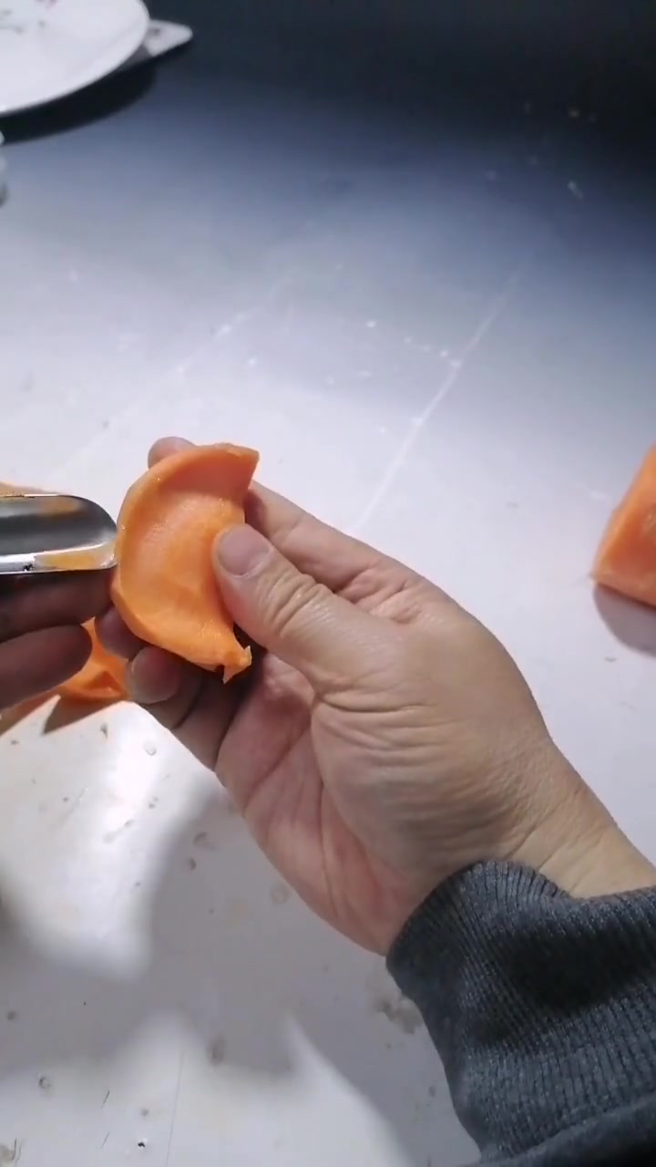 今天上课用胡萝卜雕两个饺子,考一考你是不是懂得做家务,爱做饭,饺子的形状是有区别的,你看看