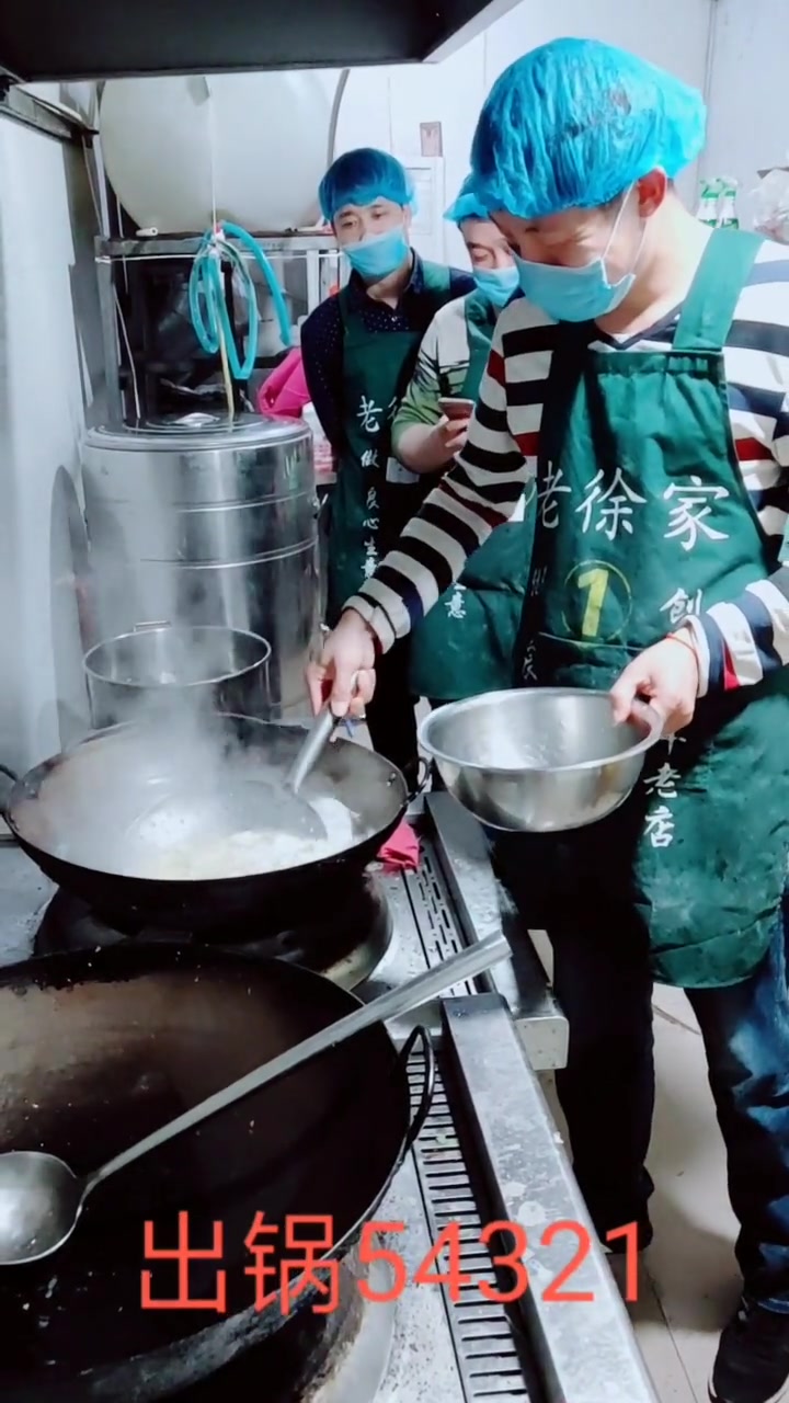 大火烧开,下入馄饨12个,大火烧制馄饨飘起,开始倒计时,3分45秒准时出锅,连汤一块往舀碗