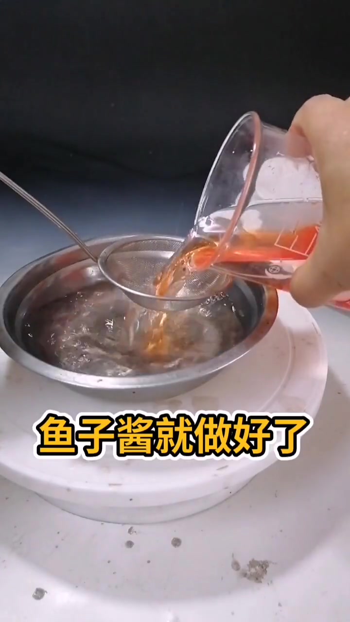 今天是创意盘饰第14天,今天的主题是分子烹饪鱼子酱的做法和应用,用西瓜汁做鱼子酱和胶囊,我